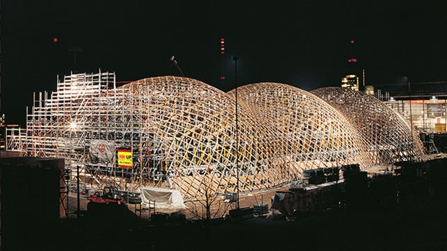 <p>At the Expo 2000 in Hannover, the Japan Pavilion causes a sensation due to its construction being made of paper rolls. PERI UP scaffolding and MULTIPROP shoring enable a secure and precise erection of the paper roll construction.</p><br/>