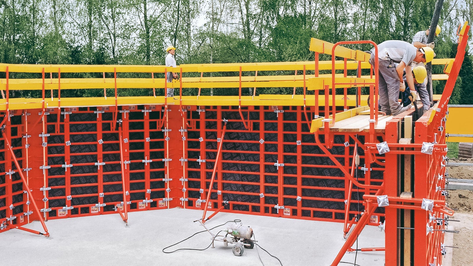 Wall heights up to 3.30 m can be formed with TRIO 330 without any height extensions and with only two tie positions. The 3.30 m high panel can also be combined with the 2.70 m version.<br/>