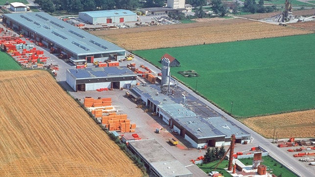 <p>In 1976, the PERI plant consists of four production halls, large storage areas and an outdoor product exhibition. PERI buys the first EDP system the same year.</p><br/>