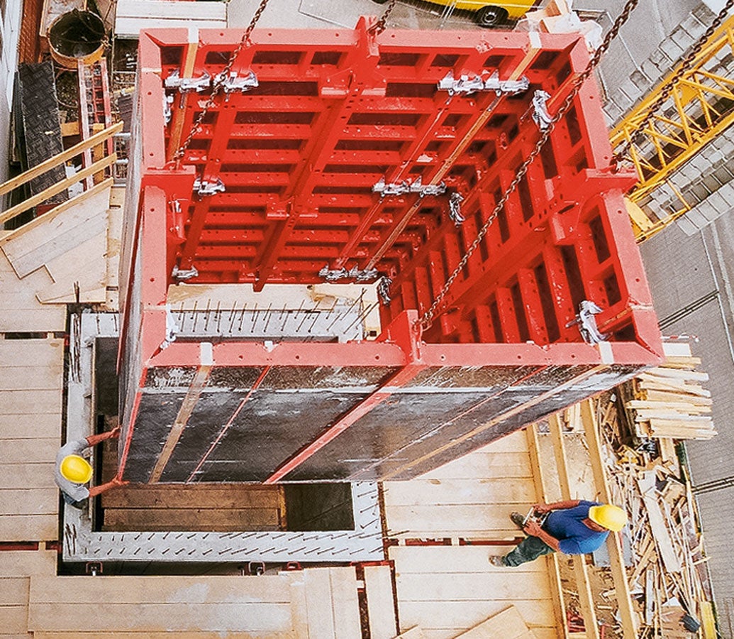 The TRIO shaft element for quickly moving complete sets of shaft internal formwork: by pulling the shaft corners, this results in a striking clearance of 30 mm, and the unit can be moved in one crane lift.<br/>