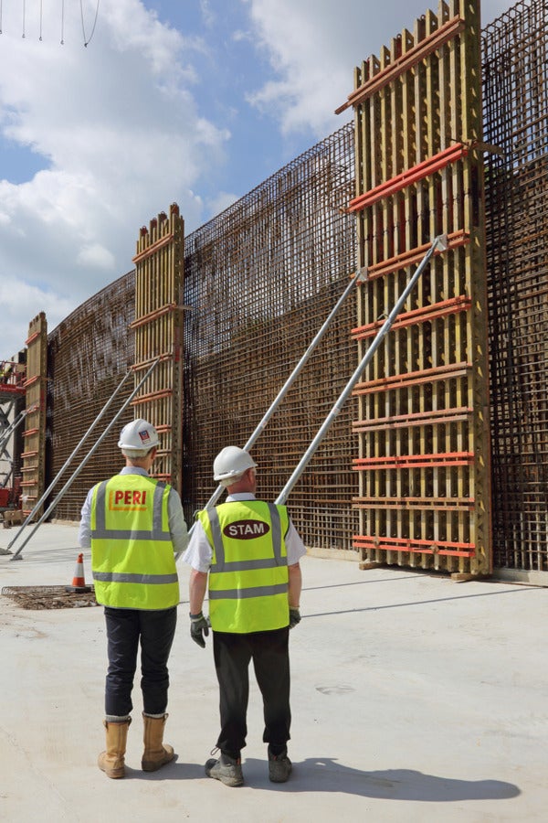 through the variable arrangement of formwork girders and walers.